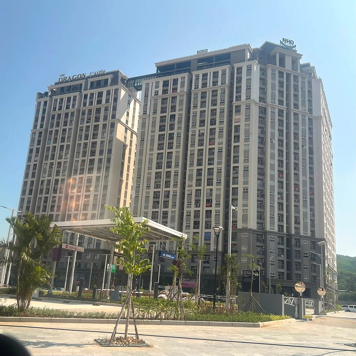 Toàn cảnh The Dragon Castle với nhận diện trên mái và logo NHO